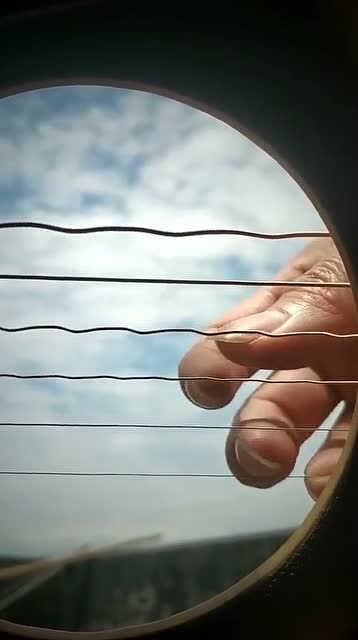 从吉他孔慢镜头看琴弦,是这个样子的,怪不得声音这么好听!