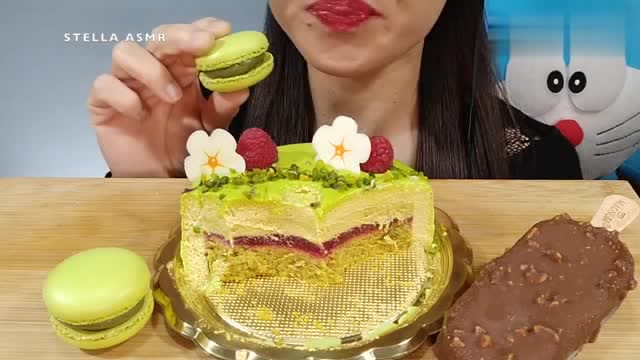 美女直播吃慕斯蛋糕,梦龙巧克力雪糕,抹茶马卡龙!