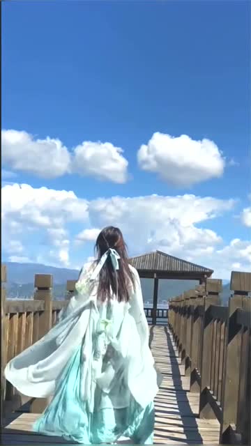 蓝蓝的天空和淡色的汉服这位古装小姐姐的背影让人内心平静