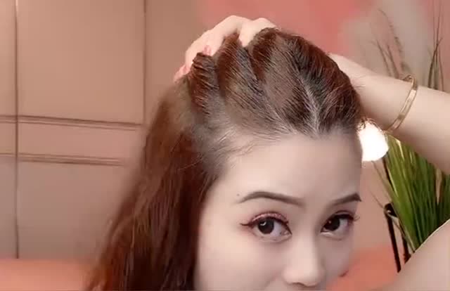 不用一根皮筋扎出好看的丸子头,简单美艳,出门回头率爆表