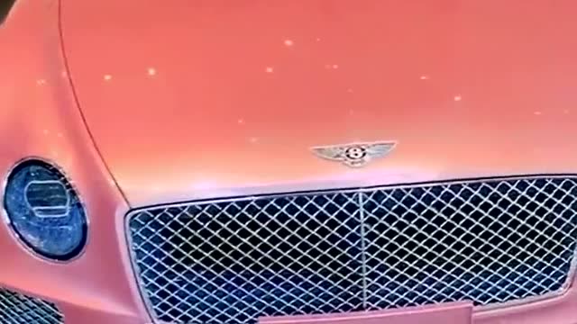 一辆粉色的宾利慕尚,从这身颜色来判断,这辆车的车主是一位漂亮的小姐