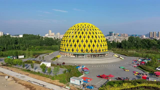 绕浠水杂技馆空转一圈