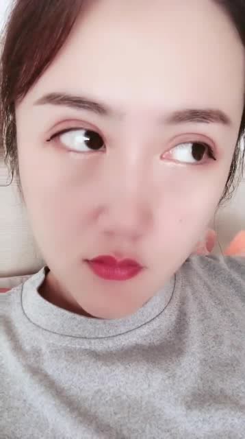 这就是整容的恐怖,妹子夸张的双眼皮,网友:难道是屠龙刀割的