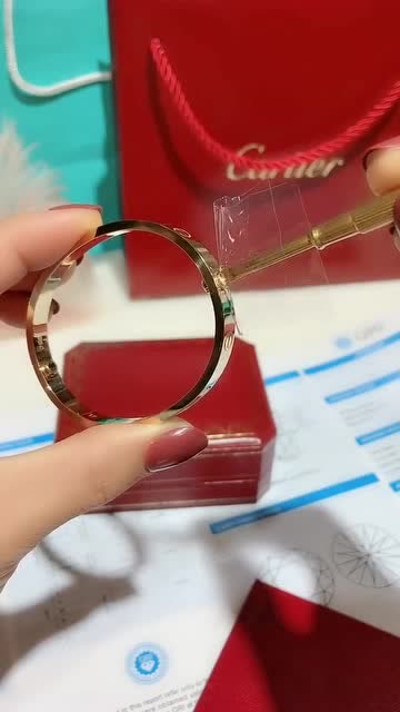 打开手镯的正确方式,不会伤到纽扣,更不会有划痕
