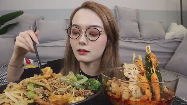 美女吃播哎哟阿尤:日常吸粉,排名第一的螺蛳粉,最臭也是最香