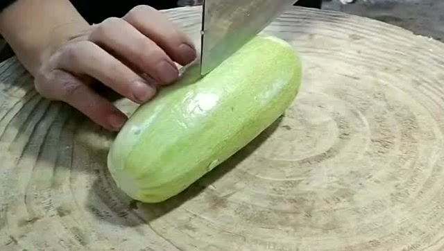 饭店的菱形西葫芦,就是这样切出来的,学会又是一门手艺!