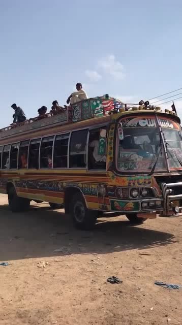 巴基斯坦的公交车,拉着这样满满一车人,估计很拉风吧