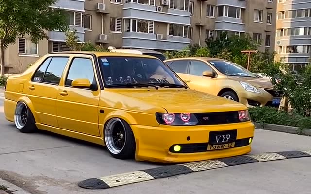 老司机花大钱改装的桑塔纳,几万块钱的车硬是当跑车改装,无语了