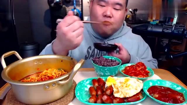 韩国大胃王胖哥吃辣汤方便面,脆皮小香肠,辣白菜,吃得真过瘾