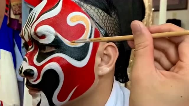 唱戏的花脸是化妆师化上的,还以为是上台之前戴上的面具,大开眼界!
