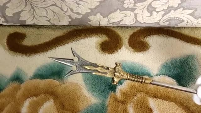 二郎真君的武器三尖两刃戟,比宇文成都的凤翅镏金镋强多了,这可是上古