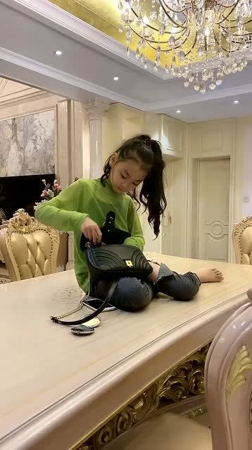 童模焱娃娃坐在餐桌上一般小孩可没这魄力谁能不害怕挨打