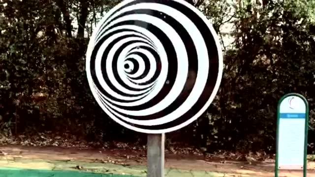 路边的迷惑行为大法,让人产生视觉上的欺骗,你承不承认看错了?