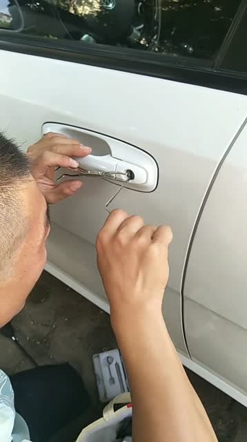 钥匙锁到车里了请来了专业开锁师傅轻松就把车门打开了