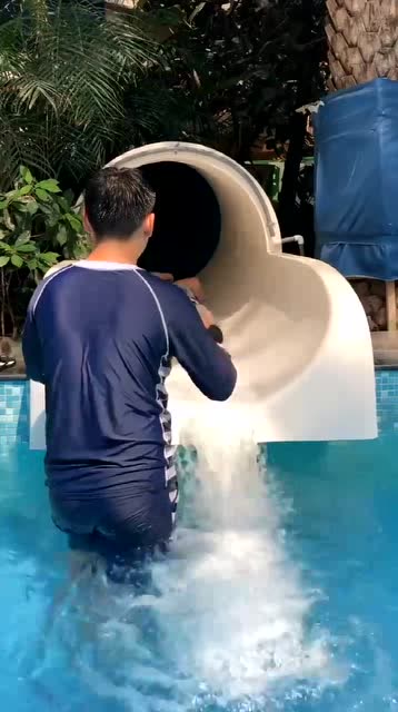 水上乐园拍到的一幕,专业级救生员技术就是好,真是厉害了!