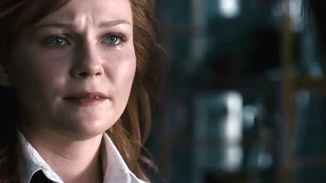 男主被黑衣怪袭击,心生一计用钢管包围,一敲就让怪物失控!