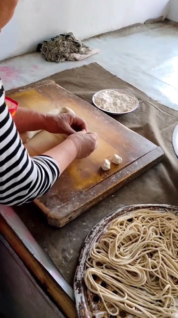 大姨用自己独特的手法搓莜面