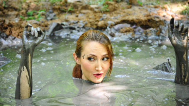 在野外不小心陷入流沙怎样做才能自救美女亲自演示教你自保