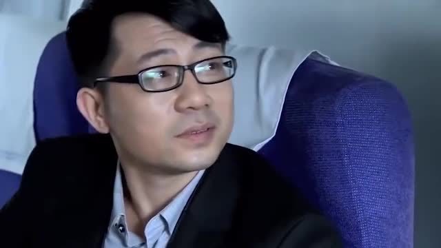 总裁坐轮椅上飞机,空姐以为是残疾人去帮忙,总裁见状立马心动!