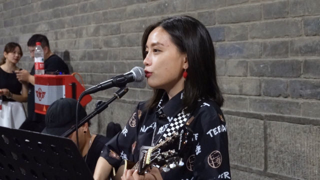 西安第一美女主唱韩小九,一首《爱要坦荡荡》把哥哥们拿捏的死死的