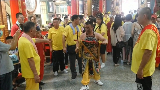 黑面池府王爷乩童殿内操五宝指示事项退驾罕见五宝手试法宝很特别