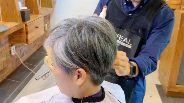 50岁阿姨头发花白去剪发,发型师这样剪,干练显年轻,不染也很美