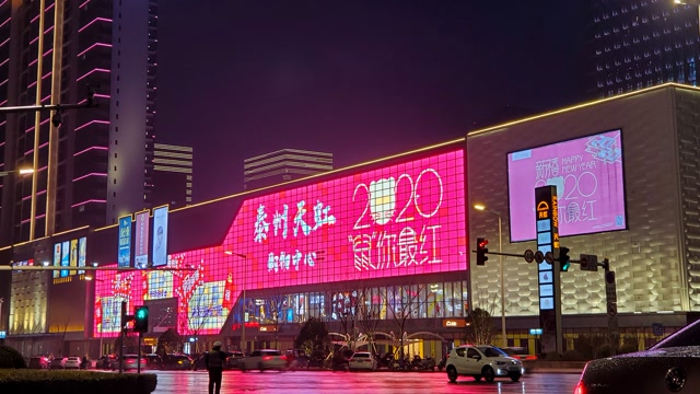 1738㎡!玻璃幕墙透明屏点缀泰州购物中心,瞬间成为线下营销的最佳窗口