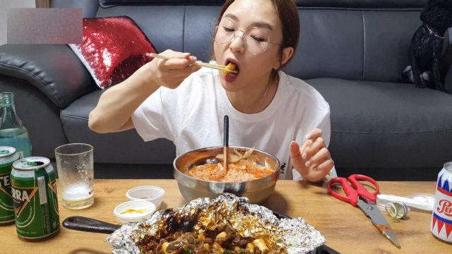 看这妹子吃饭就是畅快淋漓,一锅蒜炒鸡胗和一大碗冷面,吃得真香