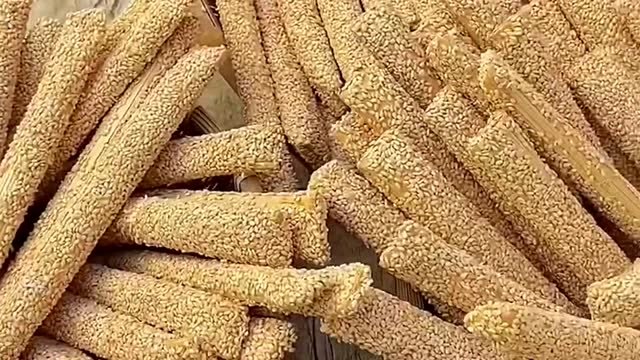 小时候最爱吃的芝麻糖,酥酥脆脆,上面的芝麻和小孔的个数小伙都数的清