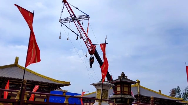 横店的剧组在拍摄武戏,吊威亚大场面