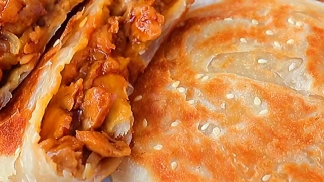 香酥鸡肉饼,这是我吃过最香的馅饼了,外皮酥脆,里面鲜嫩多汁