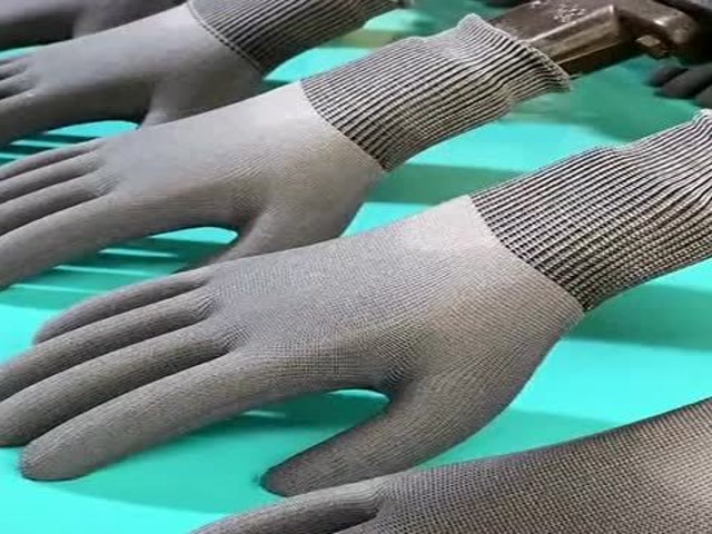 在工厂拍到的一幕,原来硅胶手套是这样做的,真是长见识了
