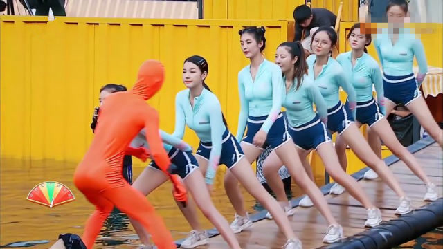 美丽的绵羊队登场,小哥哥躺着摇桥?很优秀!