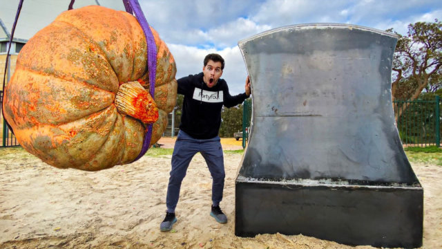 外国小伙将巨型铁球从45米高空扔下,接触南瓜瞬间,场面十分惊艳