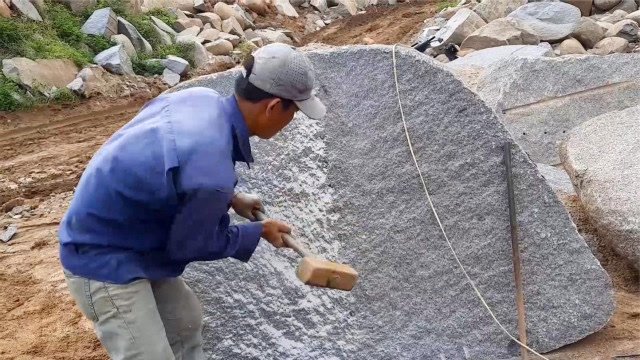 实拍采石场工人纯手工大锤劈石头,有这手法月入万元不是梦