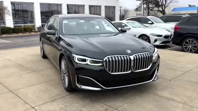 2021款宝马750i到店实拍,这颜值和内饰,简直不要太心动