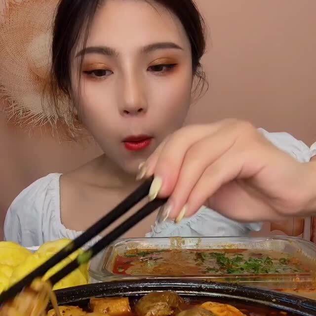 最喜欢看小姐姐吃火锅了,辛辣的肉片用芝麻酱中和,大口大口吃看起来好