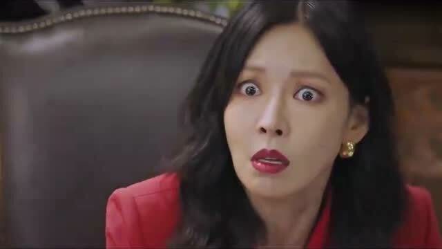 顶楼千瑞珍看到钢琴开始发疯狂砸父亲照片这一幕刚好被手下看到