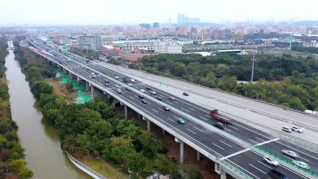 广佛肇高速公路通车 鸦岗大道塞车情况有所缓解