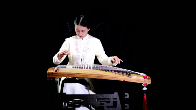 古筝演奏《漫步人生路》熟悉的旋律,动人的弦音,感受九十年代的声音