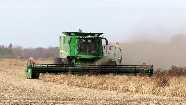 双宽胎配置的约翰迪尔s770 收割大豆日常作业实拍