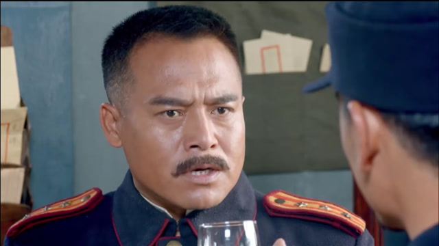 左手劈刀:黑马团团长宅心仁厚,部队集体出动,强调不许伤害学生