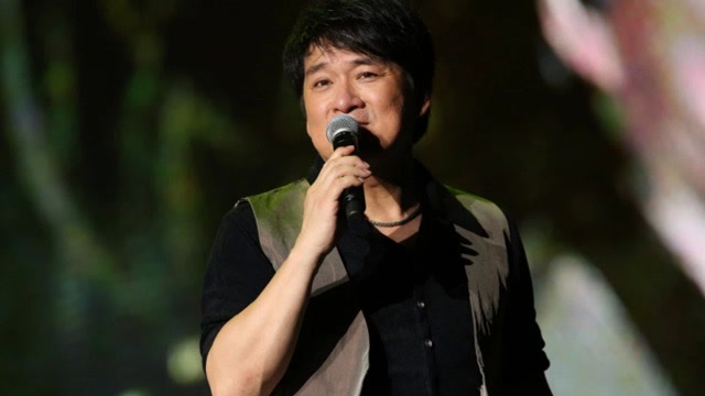 周华健不愧是歌手届的歌神,歌声响起,令无数人陶醉在其中