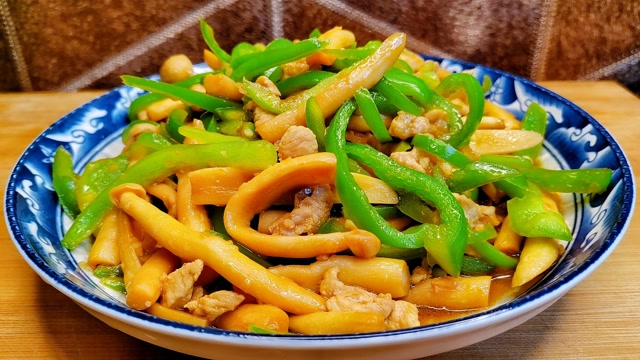 青椒搭配海鲜菇,清脆爽口,味道鲜美,学会后端午节咱们就吃它