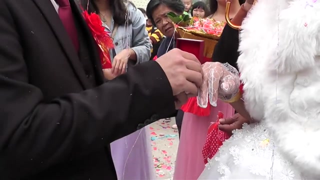 广东农村一姑娘出嫁,新郎到家门口迎亲,这风俗第一次见