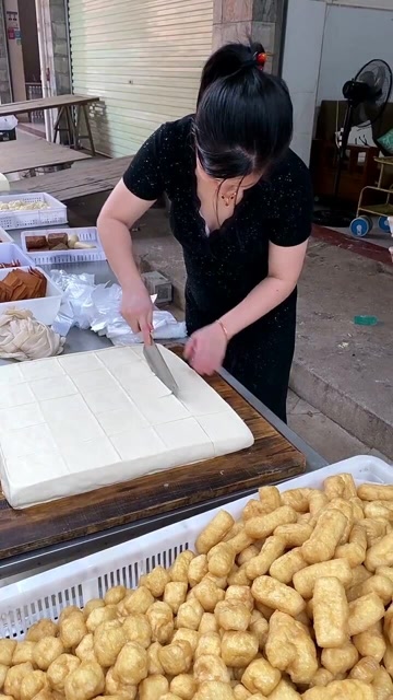 这么白的一块豆腐,美女能卖到5块钱一斤,怎么还有人买?