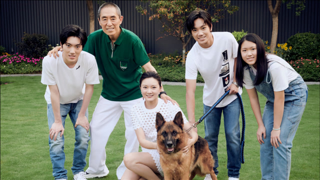 张艺谋妻子陈婷晒一家五口全家福,草坪依偎笑容灿烂