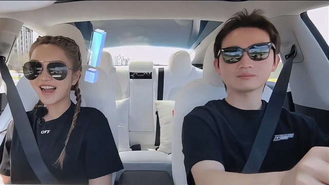 罗昊开豪车接周扬青约会,一看方向盘我惊了,花钱都买不到啊!