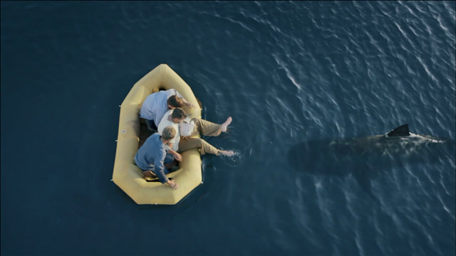 《太平洋幽灵》真实历史改编,3名士兵被困海上38天,靠吃鲨鱼喝雨水