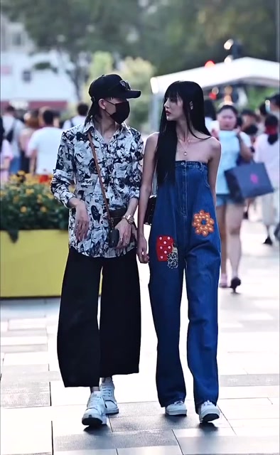 与小姐姐并肩而行的是高雨田大魔王,你认出来了吗